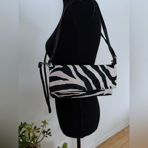Stylish Black and White Zebra Print Women's Bag
Has inner zipper pocket .